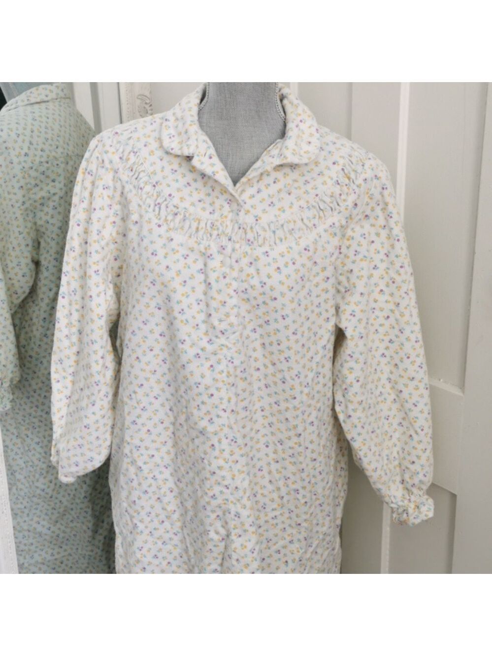Vintage ditzy floral cottagecore granny flannel nightgown. Size M